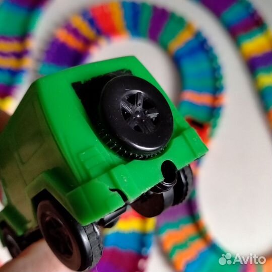 Гоночный трек с машинками гибкий