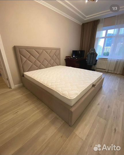 Белая кровать