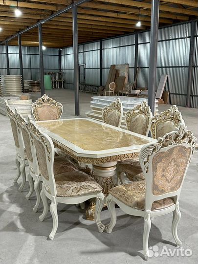 Стол и стулья