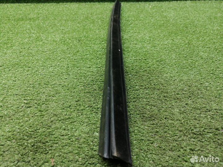 Уплотнитель стекла двери передний правый Mercedes