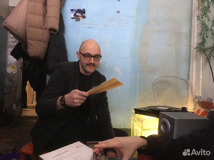 Диджей с ретро музыкой СССР на виниле