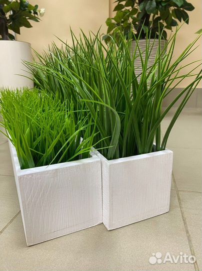 Бордюр из искусственных растений цветов в перегоро