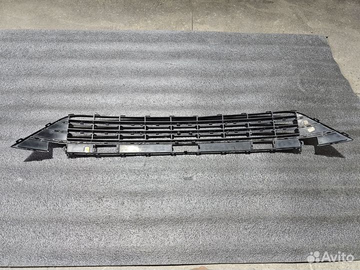 Volkswagen Touareg 2 Решётка в бампер Оригинал