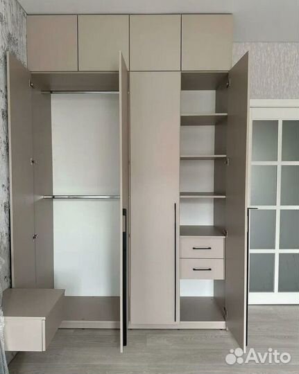 Современный распашной шкаф