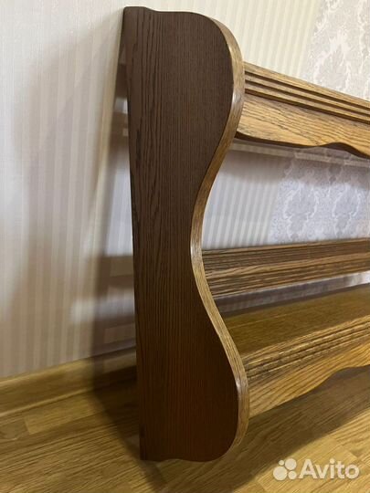 Полка настенная деревянная. Скорее всего дуб