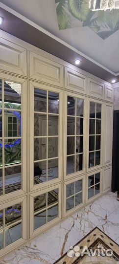 Шкаф классический с раскладкой и зеркалом