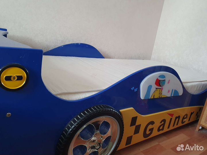Детская кровать машина