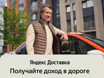 Водитель со своим грузовым автомобилем