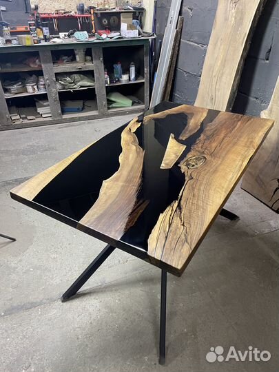 Стол из слэба и смолы / Стол из массива