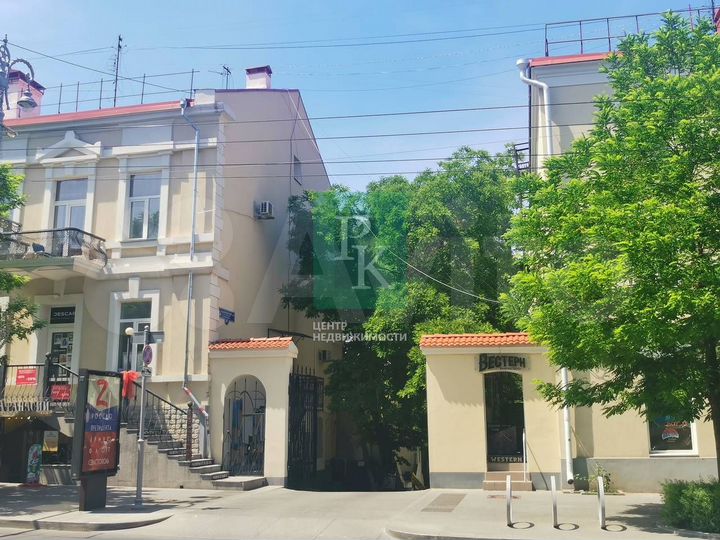 Отдельно стоящее здание в центре города на Большой