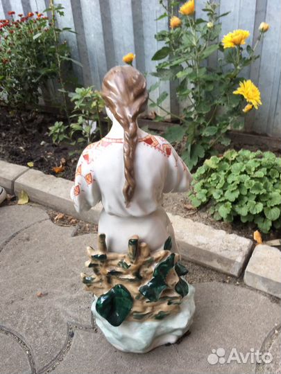 Статуэтка фарфоровая