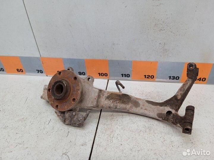 Кулак поворотный передний правый Volkswagen Passat