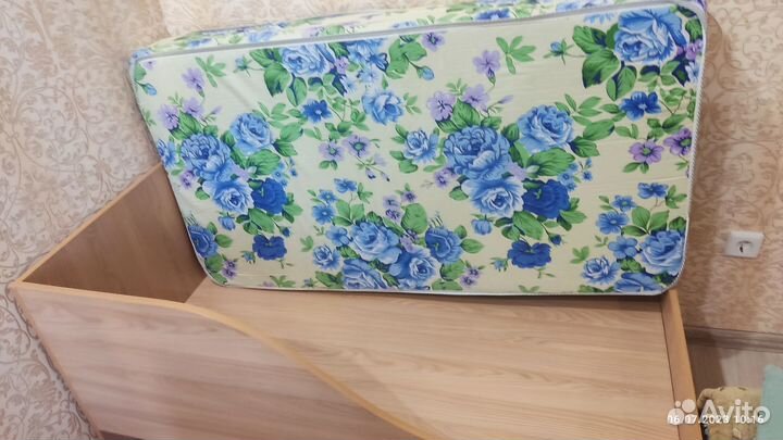 Детская кровать с матрасом