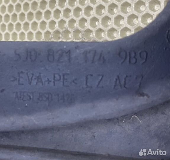 Брызговик передний правый Skoda Fabia 2 5J