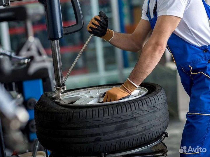 Сотрудник шиномонтажа