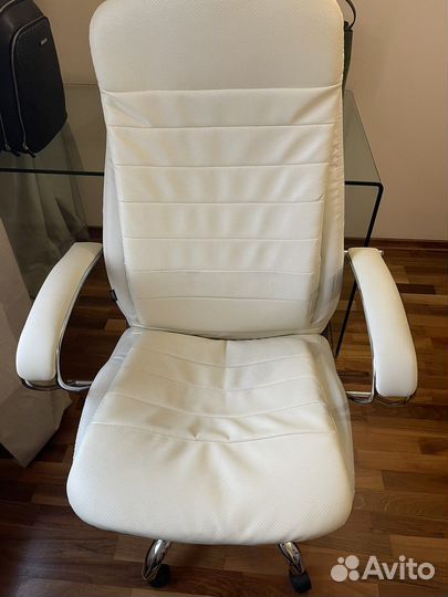 Офисное кожаное кресло белое
