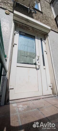 Дверь пластиковая входная стеклянная бу