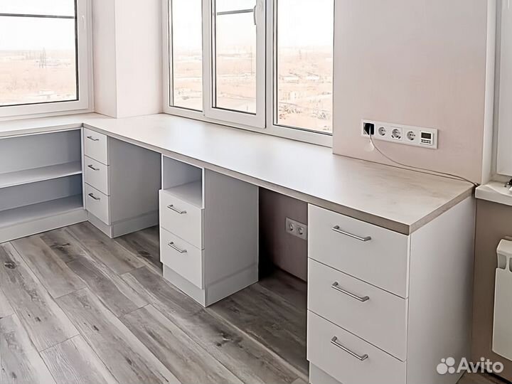 Рабочая зона для школьника у окна в рассрочку