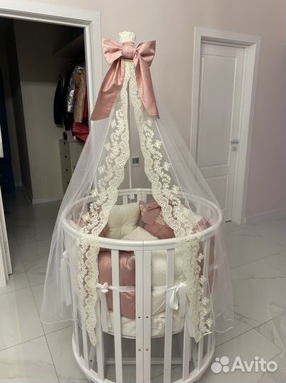 Детская кроватка с маятником белая