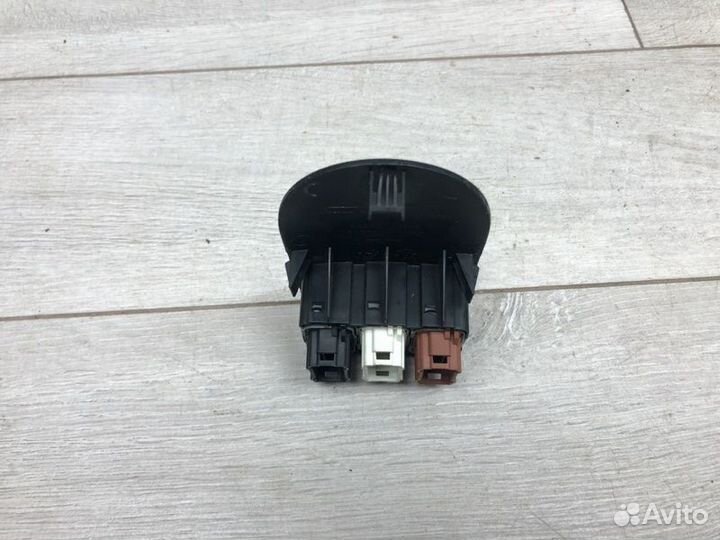 Кнопка обогрева сидений Nissan Qashqai кроссовер