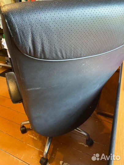 Офисное кожаное кресло