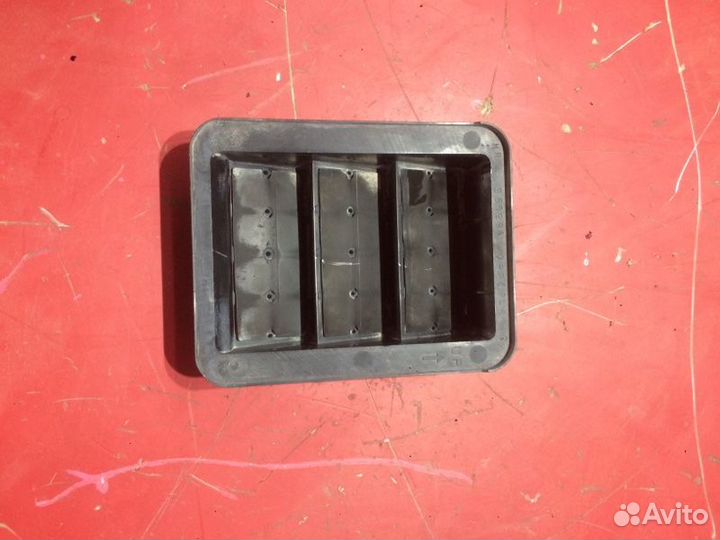 Клапан вентиляции задний правый Mitsubishi