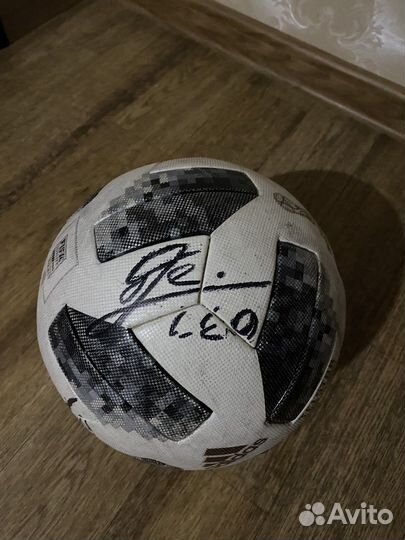 Футбольный мяч telstar с автографом Месси