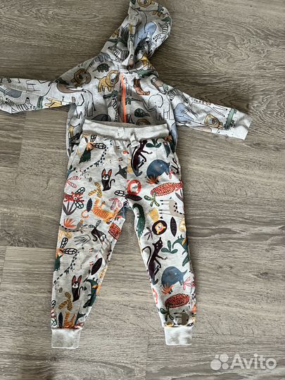 Продам костюм на мальчика 98/104