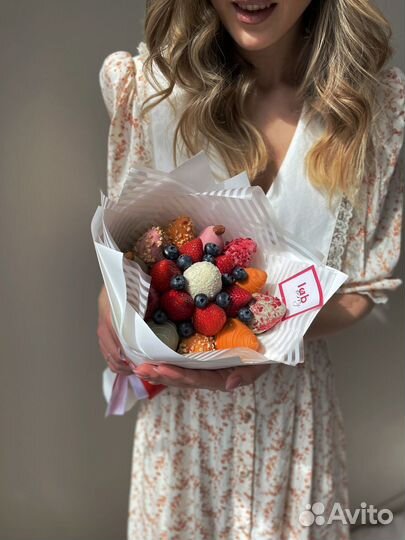 Букет с цветами и клубникой в шоколаде