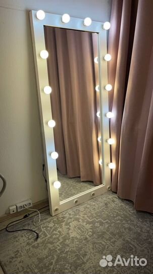 Гримерное зеркало с лампочками