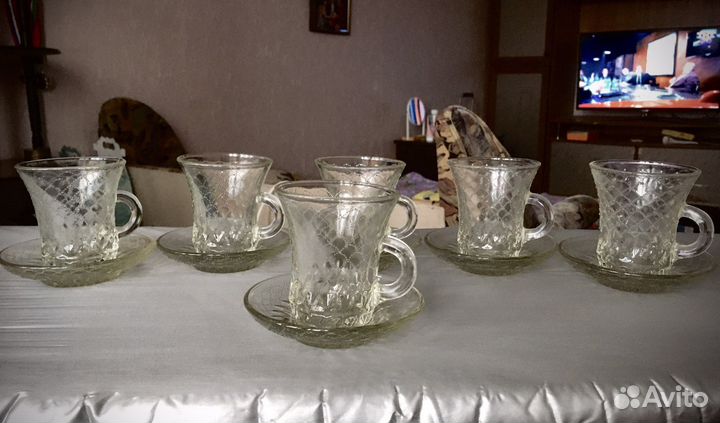 Кофейные чашки с блюдцами