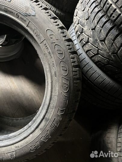 Goodyear UltraGrip 500 255/55 R19 111T