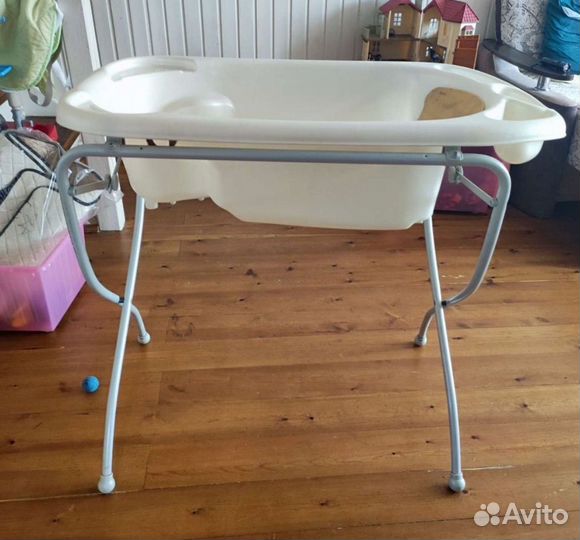 Детская ванночка для купания на подставке
