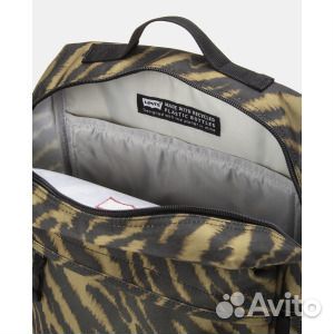 Рюкзак темно-коричневого цвета с принтом и застежк