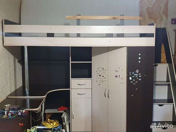 Детская кровать чердак со столом и шкафом