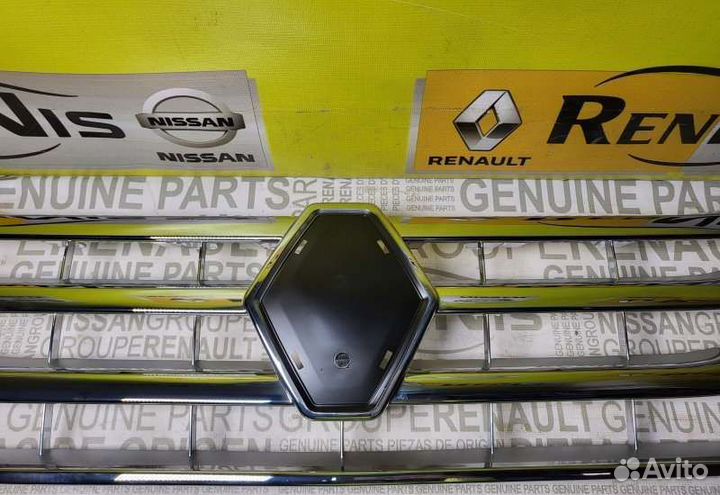 Хром решетки радиатора передний Renault Duster