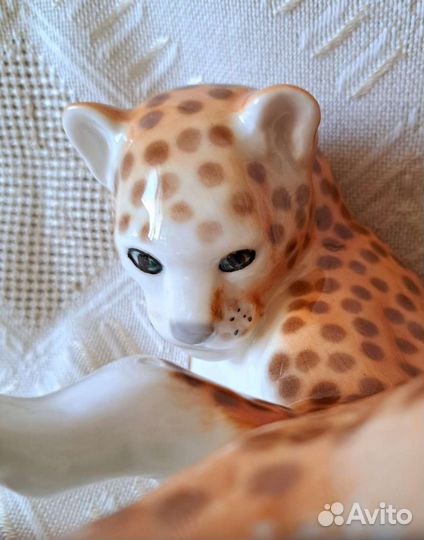 Статуэтка, Леопард играющий с хвостом