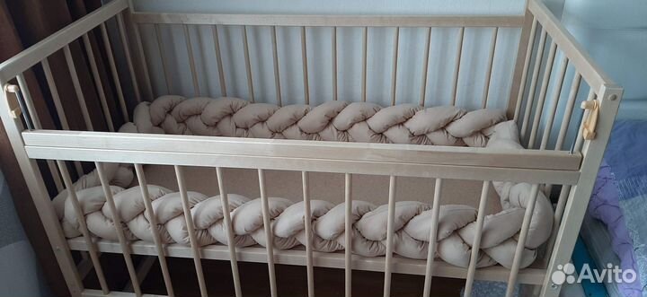 Детская кроватка с маятником