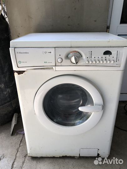 Стиральная машина в рабочем состоянии