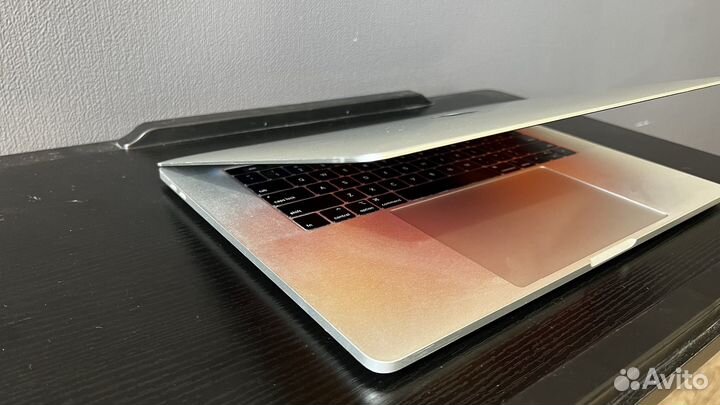 MacBook Pro 15 2019 1 цикл (царапина экран)