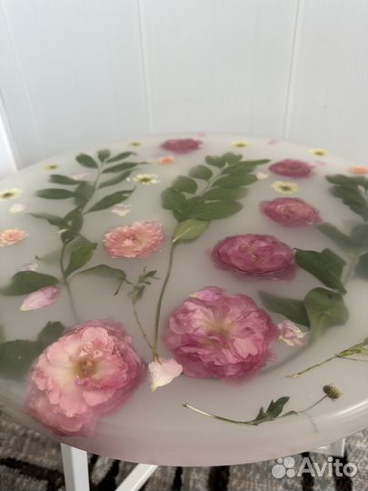 Стол из эпоксидной смолы с цветами