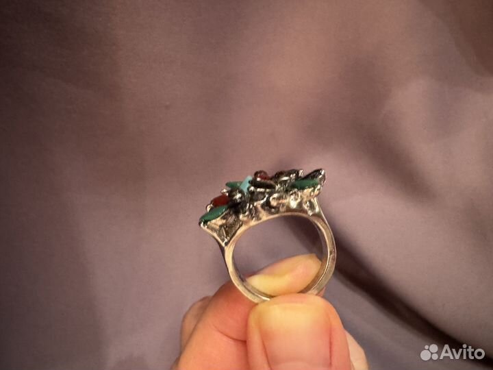 Кольцо металлическое с разноцветными камнями