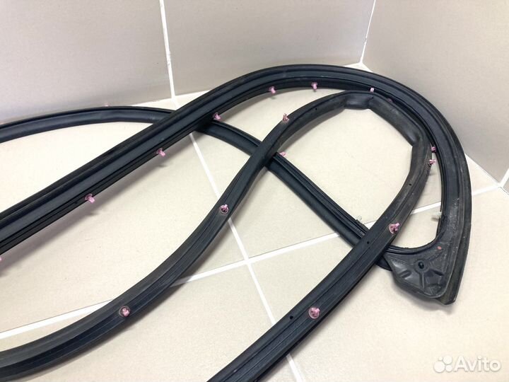 Уплотнитель пер левой двери Nissan Juke F15