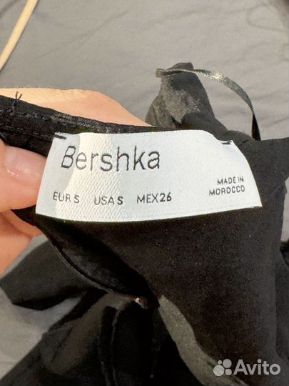 Короткое черное платье Bershka, с вырезами