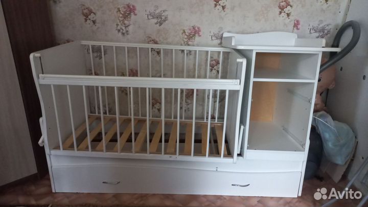 Детская кроватка с маятником и ящиком