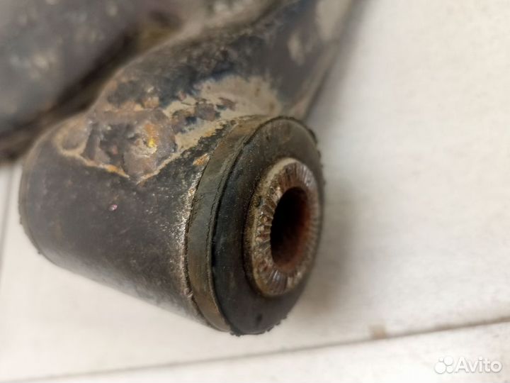 Рычаг передний левый нижний