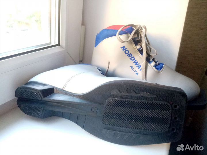 Лыжи и лыжные ботинки 36 размер
