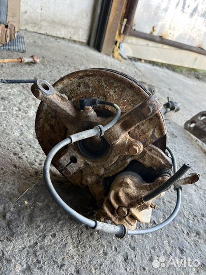 Кулак поворотный передний Mitsubishi Carisma