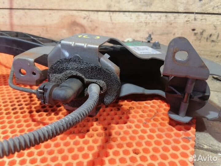 Педаль сцепления Volkswagen Caravelle