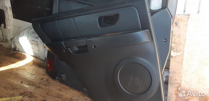 Обшивка двери Hyundai Terracan 82302H1040IW